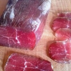 Залей мясо водочкой, а еще лучше коньяком, и посмотри, что произойдет через 3 дня.