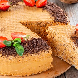 Выпекать не нужно: вафельный тортик с кремом из сгущёнки и творожного сыра