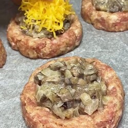 [Видео] ««Гнезда» с грибами и сыром. ⠀ Ингредиенты: Фарш - 400 гр. Яйцо - 1 шт. Лук - 1шт. Панировочные сухари - 2 ст.л. Соль Шампиньоны - 300…» | Еда, Рецепты еды, Кулинария