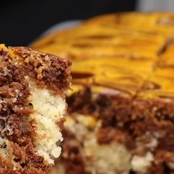 «Мраморный» пирог к чаю за 30 минут: никто не догадается, что в нем нет яиц, масла и молока