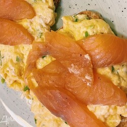 Как приготовить Яйца скрэмбл со слабосоленой семгой