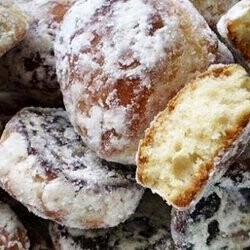 Если у вас залежался кефир в холодильнике, ни в коем случае не выливайте его – можно приготовить вкуснейшие домашние пряники.