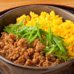 Жареный куриный фарш на сковороде с яйцами и рисом - Лайфхакер