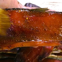 Малосольная горбуша, крепкий бренди и сладкий мёд: идеальное трио вкуса и аромата