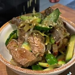 Салат из говядины и огурцов