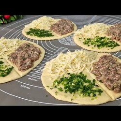 СВЕКРОВЬ НАУЧИЛА, ТЕПЕРЬ ВСЕ КТО ПРОБУЕТ ПРОСЯТ РЕЦЕПТ! ГЕНИАЛЬНО И ПРОСТО! МИНИ ПИРОЖКИ С МЯСОМ.