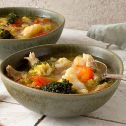 Куриный суп с брокколи и цветной капустой