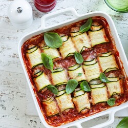 Рулетики из кабачков с курицей по-гречески — рецепт от АШАН