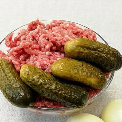 Добавляем в фарш не лук, а соленые огурцы. Котлеты стали со сплошным соком внутри