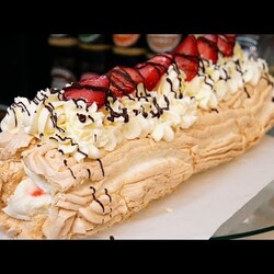 Рулет ПАВЛОВНА с клубникой. Меренговый РУЛЕТ, цыганка готовит.