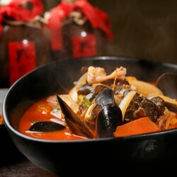 Корейский острый суп с лапшой и морепродуктами