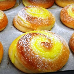 Если у вас есть 1 яйцо, мука и молоко, приготовьте этот вкусный рецепт. Мягкие и пышные плюшки готовятся из простых продуктов