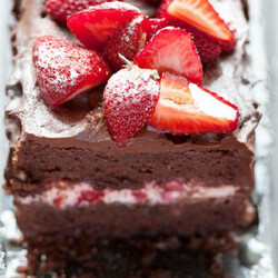 Шоколадный торт с клубникой