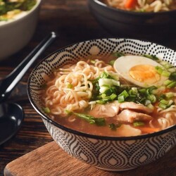Быстрый рамен с отварной курицей
