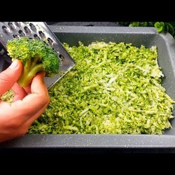 ¡una amiga de España me enseñó  hacer brócoli de esta manera!! tan delicioso!!Mejor que la carne .