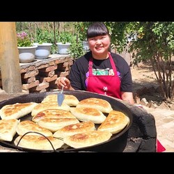 【陕北霞姐】农村韭菜鸡蛋角角，霞姐教你懒人包法，简单一烙外酥里嫩，配上小米汤可美了！