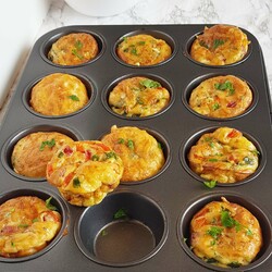 Кексы на завтрак с салями, яйцами, красным перцем и сыром Вестерботтен