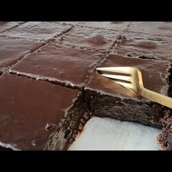 КВАДРАТНЫЙ ВЛАЖНЫЙ ТОРТ С СОУСОМ БОЛЛ НА ПРОТИВНЕ ДЛЯ ВЫПЕЧКИ С ШОКОЛАДОМ