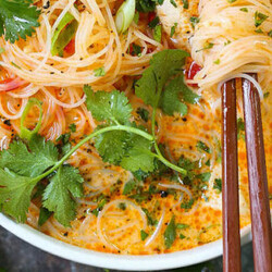 ТАЙСКИЙ СУП С КРАСНОЙ ЛАПШОЙ КАРРИ