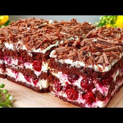 Der leckerste Kirsch-Sommerkuchen, der auf der Zunge zergeht. Unglaublich leckerer Kuchen.