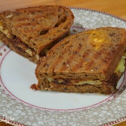 Как приготовить Горячие бутерброды с сыром и карамелизированным луком