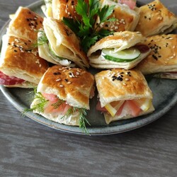 Вкусная закуска из слоеного теста на праздничный стол! | Питание рецепты, Рецепты еды, Еда