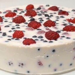 Летний ягодный торт без выпечки всего лишь за 15 минут + время на заморозку - На Кухне