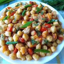 Нут с курицей и овощами