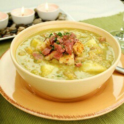 Гороховый суп с копченым окорочком