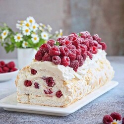 Рецепт Меренговый рулет с малиной и крем-чизом