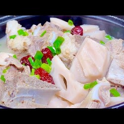 燉排骨湯切記不要直接燉，總廚告訴你小技巧，湯色奶白肉香無腥味 【阿朝哥美食】#燉排骨湯 #排骨湯 #排骨料理