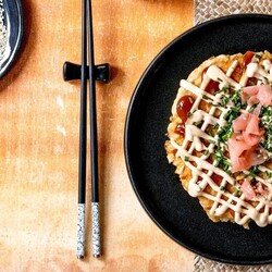 Окономияки — японские блины с капустой - Лайфхакер