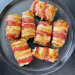 Куриные рулеты в беконе с творожным сыром.