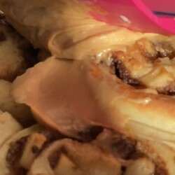 Синнабоны с яблоками и карамельным кремом