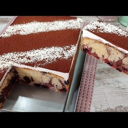 Бюджетный, быстрый, удивительно вкусный ШОКОЛАДНО-ЯГОДНЫЙ пирог! Очень нежный и сочный!