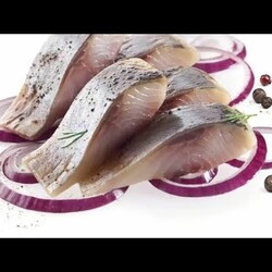 НЕ СОЛИТЕ ЕЁ В РАССОЛЕ. Я солю  сельдь самым лучшим- сухим посолом. Всегда сьедается моментально.