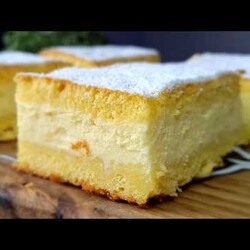 Soczysty placek twarogowy z delikatnym nadzieniem  Wystarczy ubić serek śmieta
