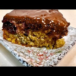 Простой и вкусный пирог из овсянки на кефире с ягодой!