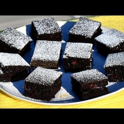 Brz i sočan čokoladni kolač bez mlijeka i jaja s breskvama