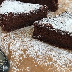 Шоколадный пирог на красном вине. Ингредиенты: сливочное масло, сахар коричневый, сахар