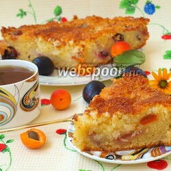 Кокосовый пирог с абрикосами и сливой