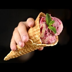 Вот как легко делать мороженое дома! Малиновое мороженое в рожке рецепт.