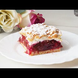 Szarlotka ze śliwkami i bezą