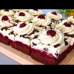 Der cremigste Kirschkuchen den ich je gegessen habe! Kuchen, der in Ihrem Mund schmilzt.