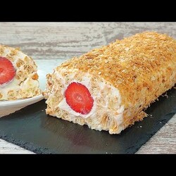 Очень быстрый, бюджетный и нереально вкусный РУЛЕТ НАПОЛЕОН с клубникой! Рецепт без яиц и желатина!