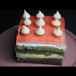 PYSZNE CIASTO Z GRUSZKAMI PRZEKŁADANE MASĄ BUDYNIOWĄ - PRZEPIS KROK PO KROKU - BOMBOWA KUCHNIA