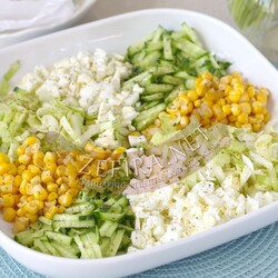 Простой салат с кукурузой, огурцом и яйцом “Одуванчик”