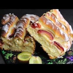 ŚLIWKOWY ZAWIJASEK - PRZEPIS NA PUSZYSTE CIASTO DRODŻOWE Z TWAROGIEM - BOMBOWA KUCHNIA