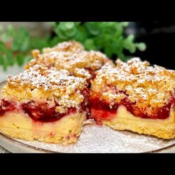 Proste Kruche ciasto ze śliwkami, budyniem i nietypową chrupiącą kruszonką