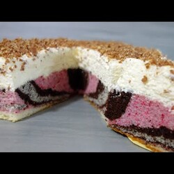 Kolorowy białkowiec. Przepis na najsmaczniejsze ciasto z pysznym kremem
